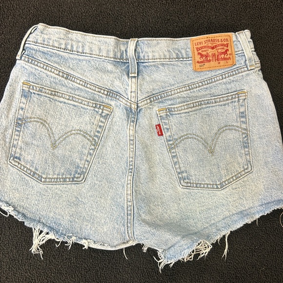 Women’s Levi shorts - Picture 2 of 4